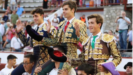 Colmenar: novillada triunfal con la terna a hombros tras sumar un total de siete orejas