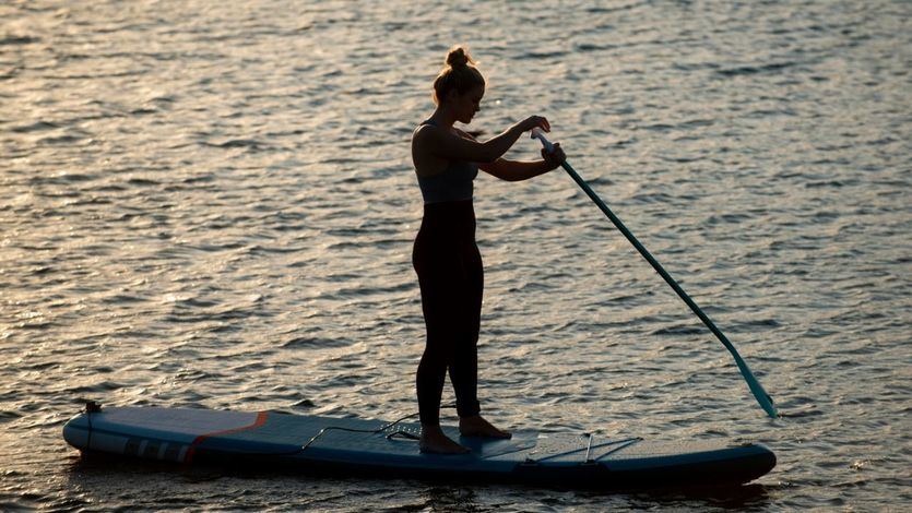 Mujer haciendo paddle surf