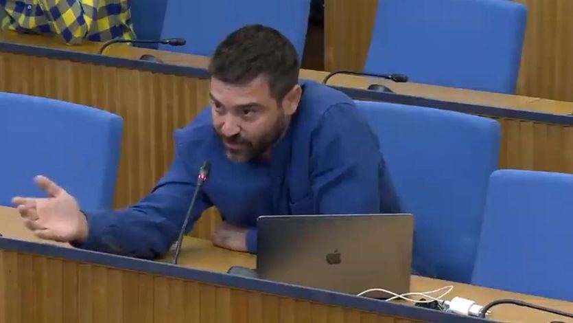 Multa al medio de Javier Negre por publicar una foto de una hija de Óscar Puente cuando era menor