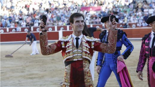 Navalón pasea las dos orejas que cortó a su primer novillo.