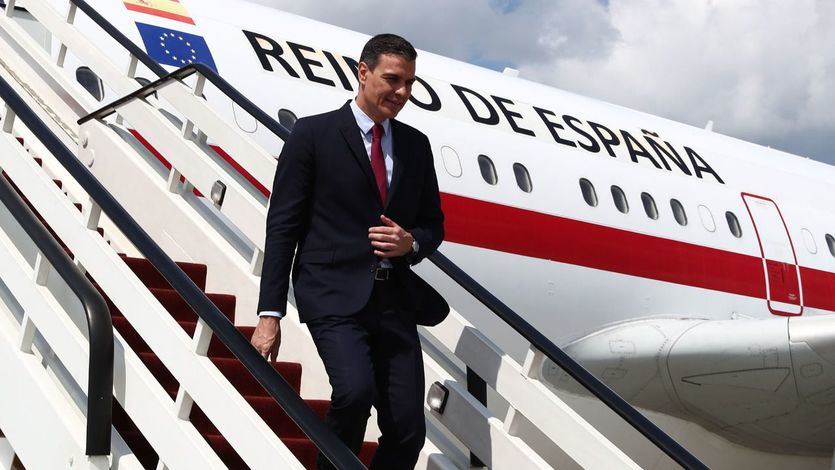 Pedro Sánchez, bajando del avión presidencial Falcon de la Fuerza Aérea Española