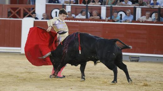 Bernadina de Alejandro Chicharro a 'Alcahuete', al que cortó una oreja.