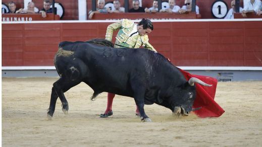 Muletazo de Juan Ortega al inválido 5º, del que cortó una oreja,