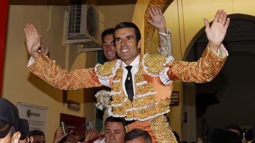 Emilio de Justo, delante, y Fernando Adrián, detrás, sacados a hombros del coso de Albacete.