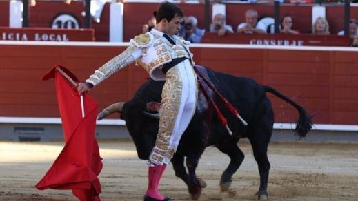 Uno de los pases cambiados de Samuel Navalón al toro de la alternativa.