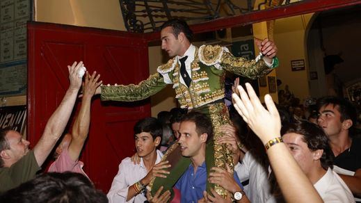 Salida a hombros de José Fernando Molina en Albacete.
