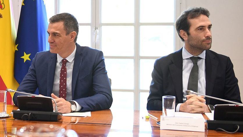 Pedro Sánchez y el ministro de Economía, Carlos Cuerpo