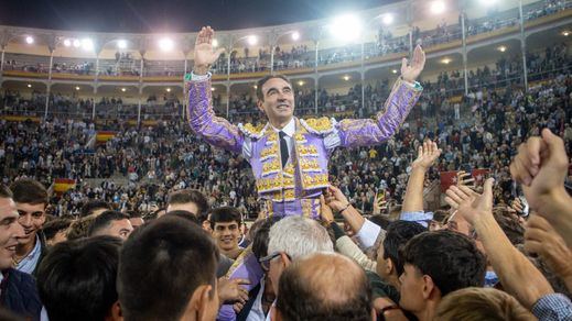 Enrique Ponce, pasedo a hombros por el ruedo de Las Ventas antes de sacarlo por la Puerta Grande.
