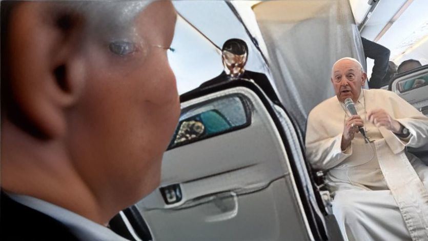 El Papa Francisco, en el avión oficial
