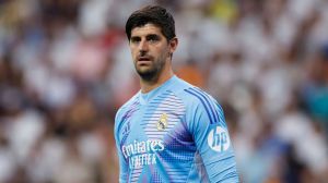 Courtois, lesionado tras el derbi madrileño en el que fue víctima de los lanzamientos del Frente Atlético