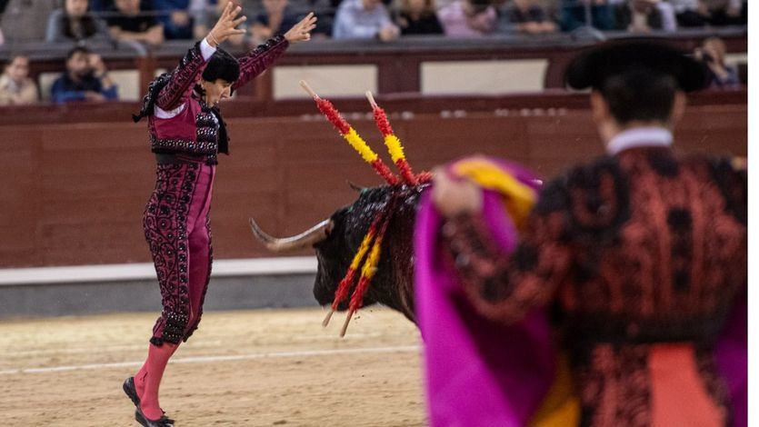 El aplaudido par de banderillas de Juan Carlos Rey al último novillo de la tarde,
