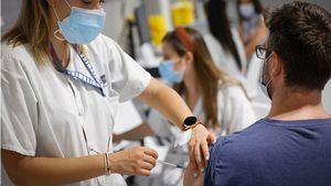 Arranca la campaña de vacunación de la gripe y el covid: ¿quiénes deben vacunarse?