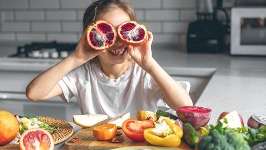 Niña con frutas y verduras