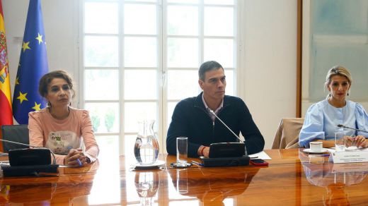 Pedro Sánchez, con sus vicepresidentas en el comité de emergencia por la DANA