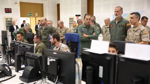el rey Felipe VI visitando una base del Ejército del Aire en Canarias