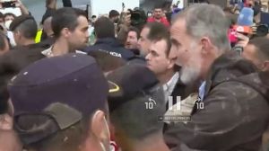 Tensión en la visita de los Reyes a Paiporta (Valencia): les lanzaron barro y fueron increpados