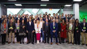 Mofas en redes hacia Abascal por su postura en puntillas en una foto de partido
