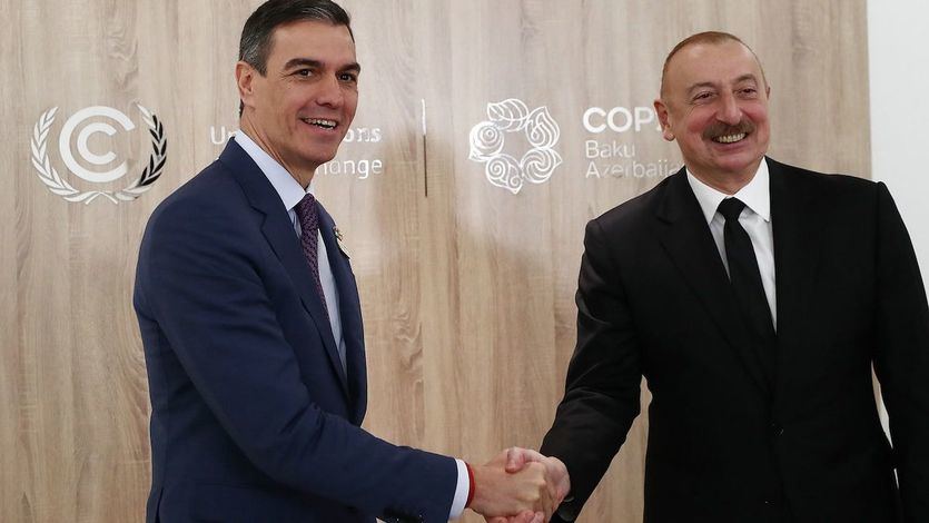 Pedro Sánchez, presidente del Gobierno con el presidente de Azerbayán, Ilham Alíyev, en la Cop 29