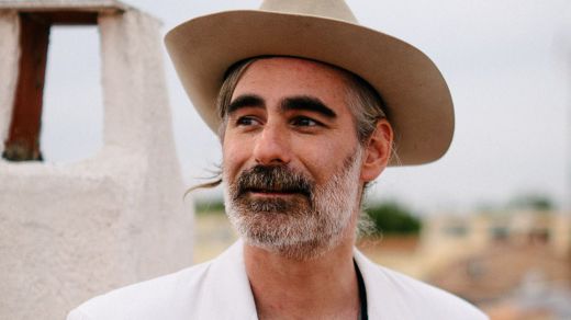 El polifacético e inclasificable Aaron Rux, junto a sus The Crying Cowboys, nos regala 'Albino Rhino', un atractivo y original álbum (videoclip)