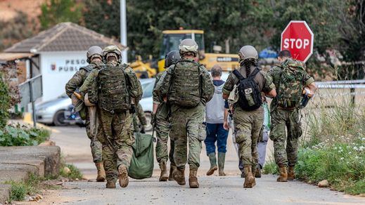 Efectivos del Ejército de Tierra, ayudando en la DANA