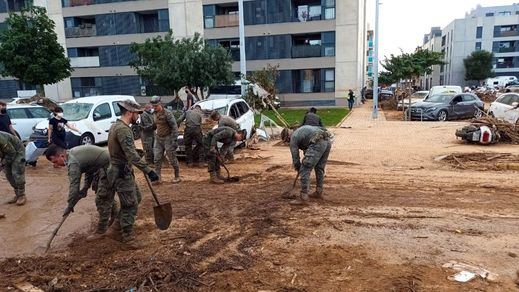 Efectivos del Ejército de Tierra, ayudando en la DANA