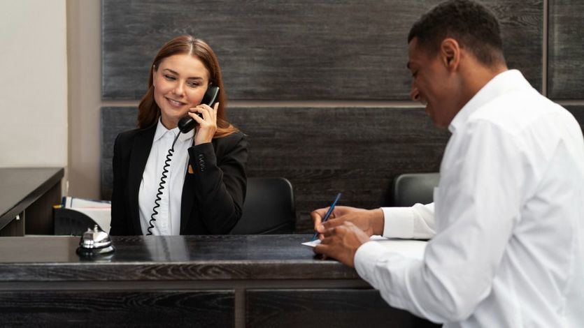 Registro en la recepción de un hotel