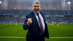 El show de Laporta tras la cautelar de Dani Olmo: peinetas, golpes, gritos de "hijos de puta"...