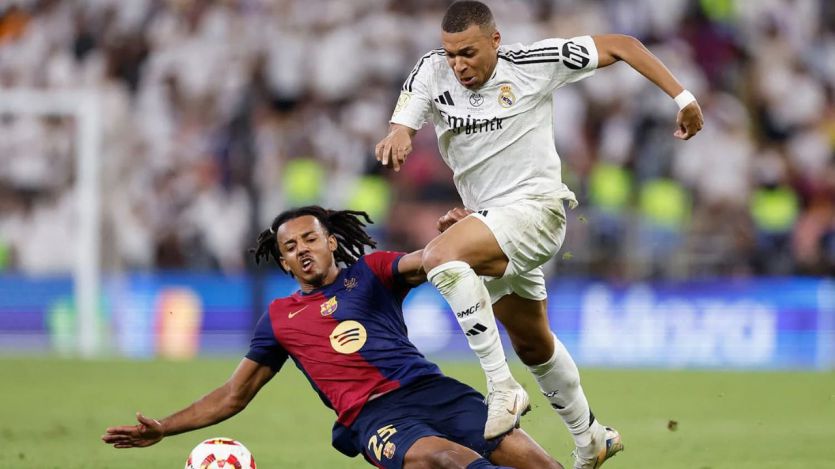 Kylian Mbappé, en un clásico, ante su compatriota Koundé