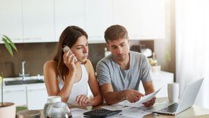 ¿Es compatible que los autónomos cobren el cese de actividad y trabajen por cuenta ajena?