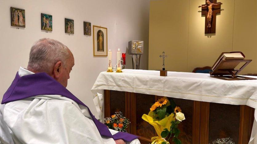 Papa Francisco, rezando en la capilla del hospital Gemelli
