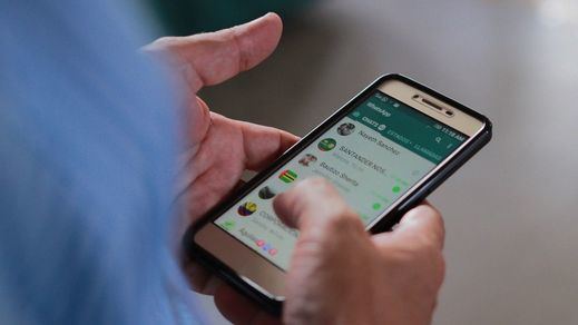 Un usuario con Whatsapp en su móvil