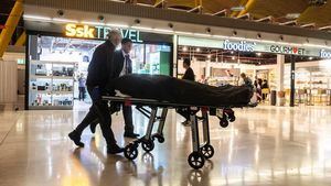 Un sintecho muere en los baños de Barajas: cientos de personas duermen a diario en el aeropuerto