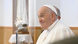 El Papa recibe el alta y hace su primera aparición pública desde la ventana del hospital