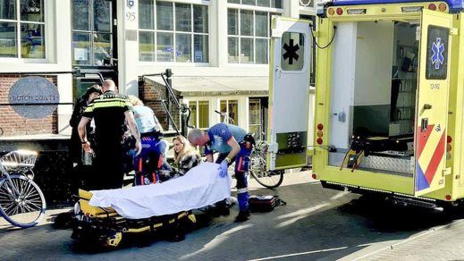 Un herido por el apuñalamiento de Amsterdam siendo atendido por el servicio de emergencias holandés