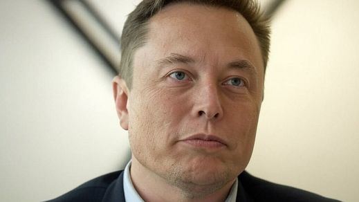 Elon Musk con el logo de X