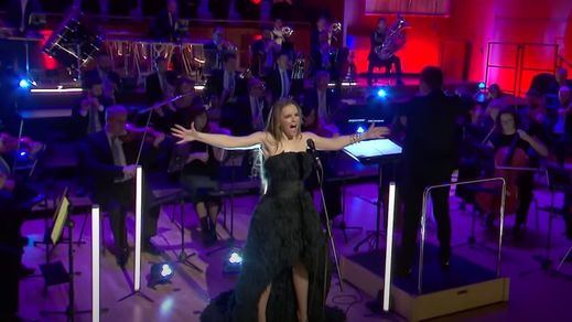 Melody cantando con la orquesta