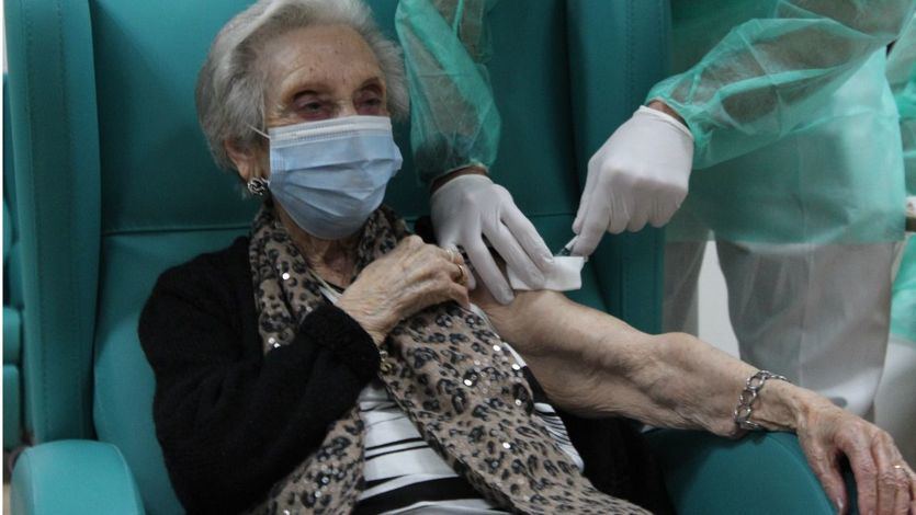 Una anciana, vacunándose