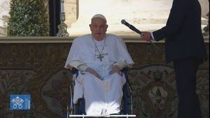 El Papa reaparece en público tras salir del hospital y reivindica recursos para la sanidad