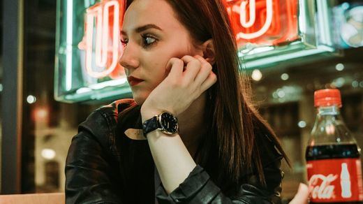 Tomando una Coca-Cola