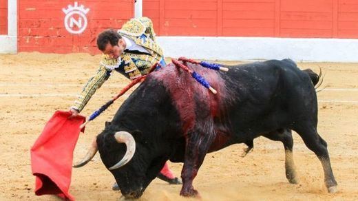 Castaño durante su actuación, también ante bicornes de Dolores Aguirre, en esta Feria la temporada pasada.
