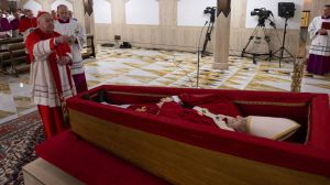 Primeras imágenes del papa Francisco en el féretro: todo listo para despedirle