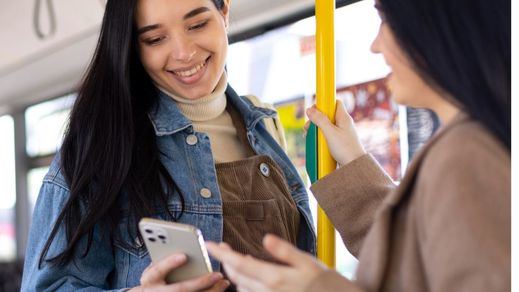 Jóvenes con el móvil en el transporte
