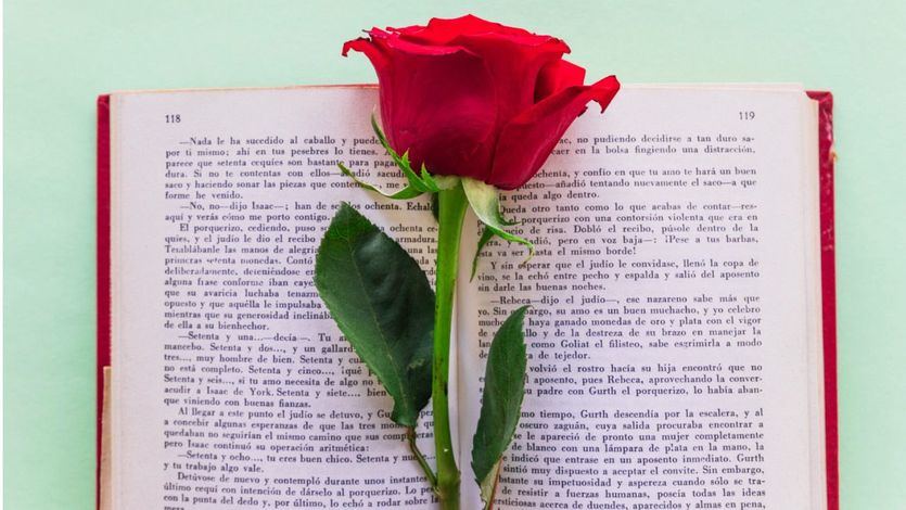 Un libro y una rosa, tradición en Sant Jordi
