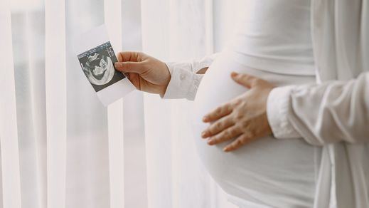 Mujer embarazada con ecografía