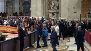 Aluvión de fieles para despedirse de Francisco: cerca de 50.000 personas han pasado ya a ver el féretro