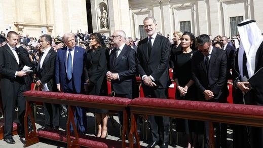 Los reyes Felipe y Letizia, cerca de Donald y Melania Trump en el funeral del papa Francisco