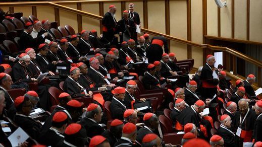 Cardenales en el Vaticano
