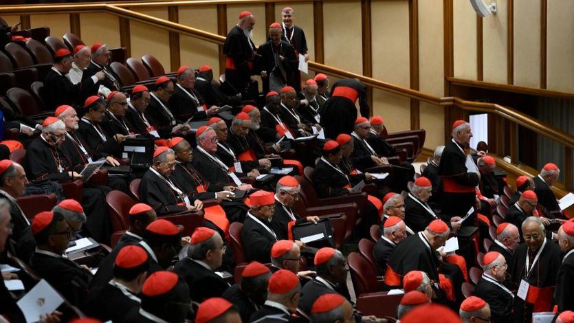 Cardenales en el Vaticano