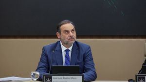El Supremo pregunta a Transportes por pagos de más de medio millón de euros al ex ministro Ábalos