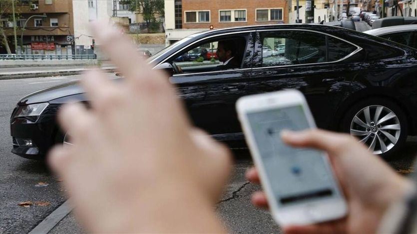 Usuario de Uber pidiendo un servicio